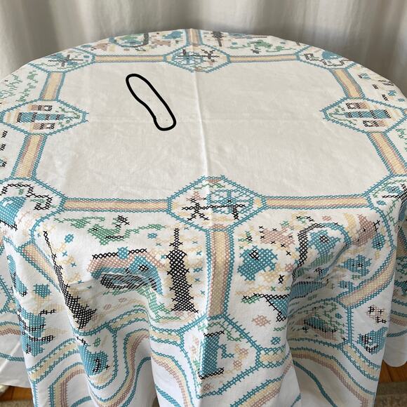 Vintage cotton farmhouse tablecloth 49x46 cottage core linens textiles fabric - Picture 7 of 9